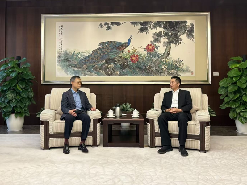 李炳威主任(左三)与深联部主持工作的伍俊斌副主任(右三)会谈