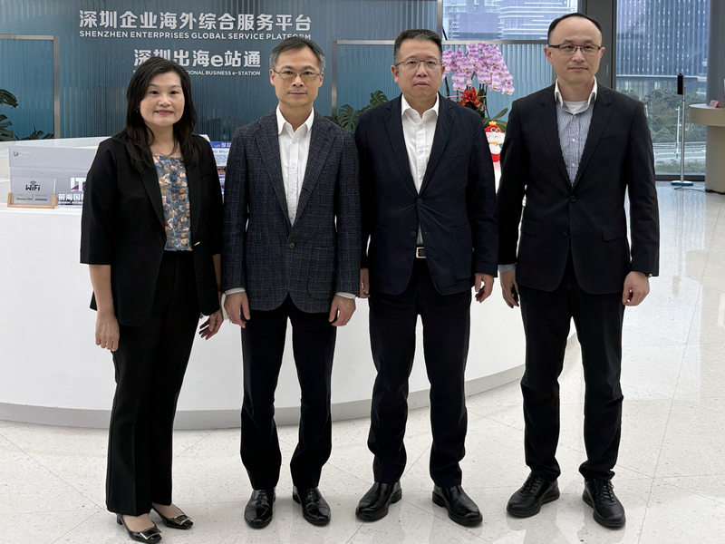 李炳威主任(左二) 与袁富勇副局长（右二）在出海e站通合影