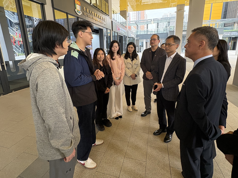 李炳威主任(右二) 与创业港青交流