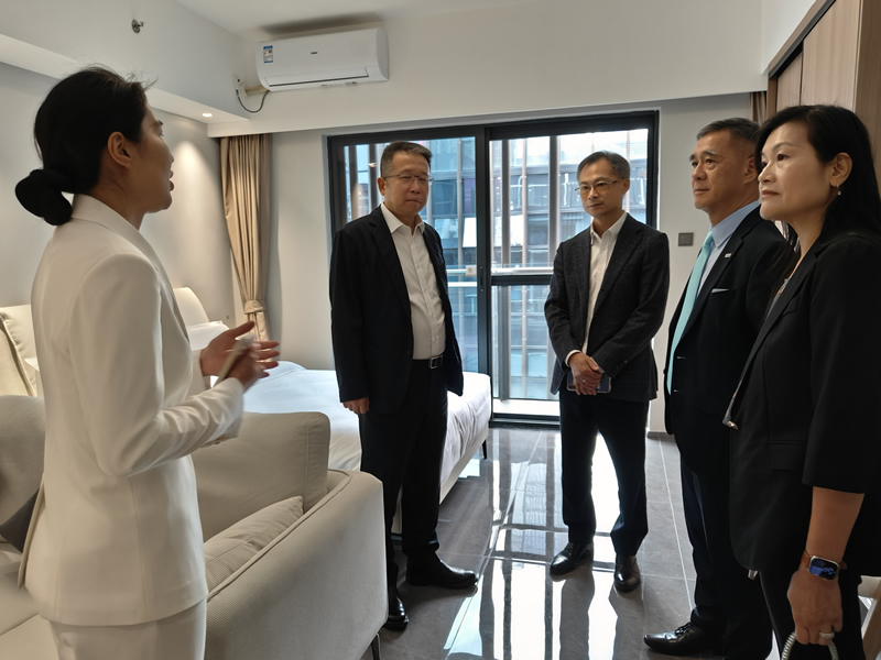 李炳威主任(右三) 参观前海港青驿站