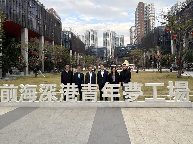 李炳威主任(左三) 与袁富勇副局长（右三）在梦工场合影