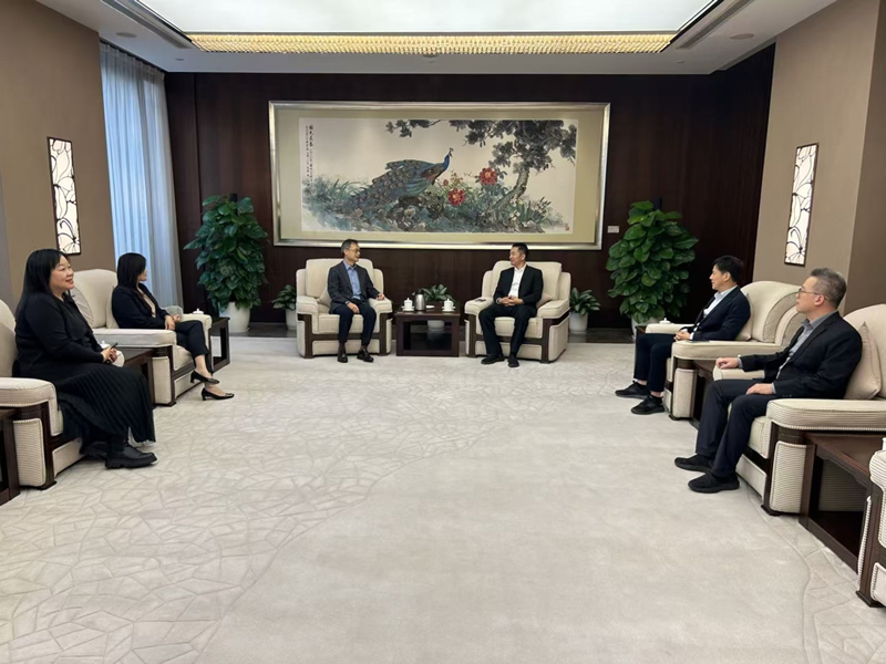 李炳威主任(左三)与深联部主持工作的伍俊斌副主任(右三)会谈1