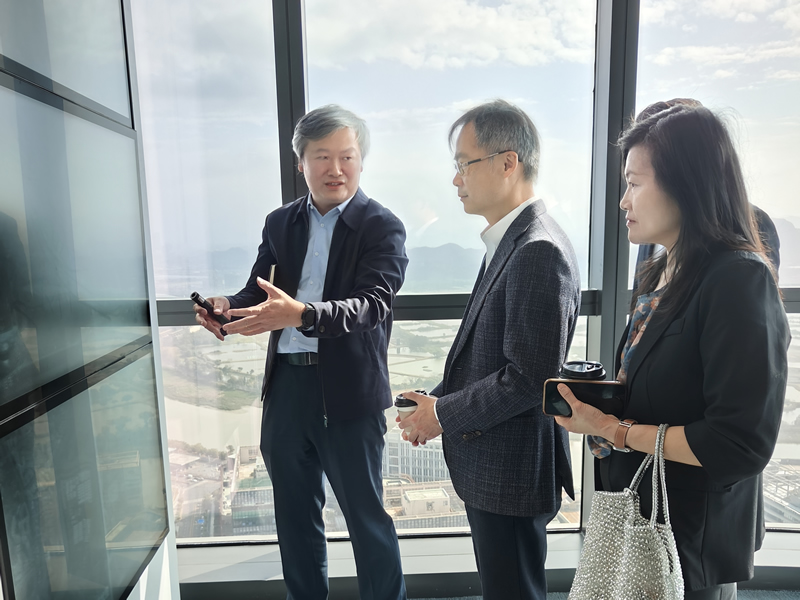 钟海署长(左)向李炳威主任 (中)介绍河套深圳园区的规划