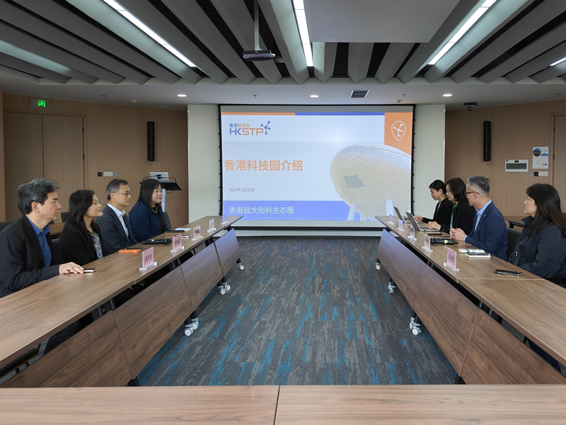 李炳威主任听取香港科技园业务发展副总监容红强介绍香港科学园深圳分园最新情况