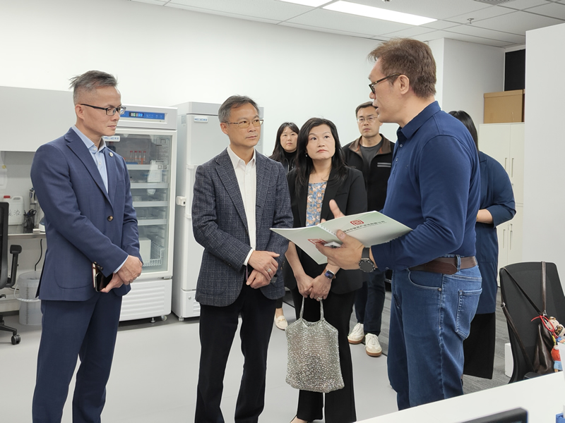 李炳威主任(左二)在生物科技企业听取公司创始人介绍科技创新技术