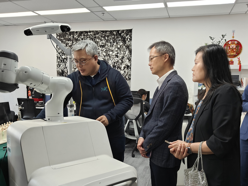 李炳威主任(中) 在人工智能医疗科技企业听取公司创始人介绍产品