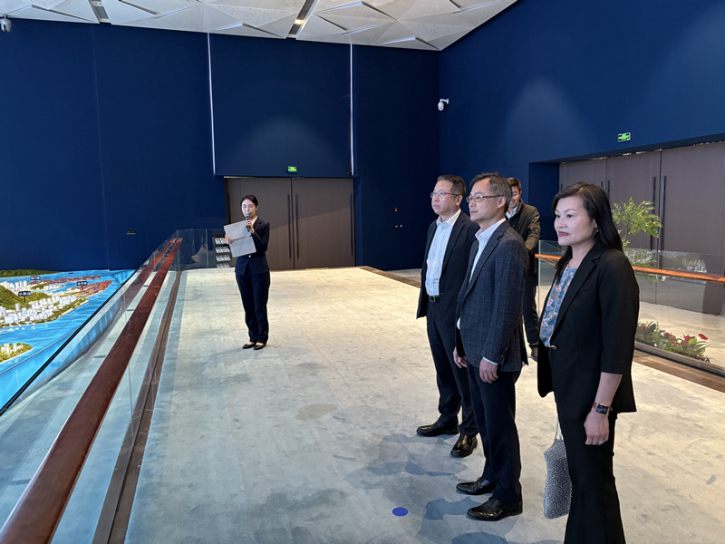 李炳威主任一行参观前海展厅