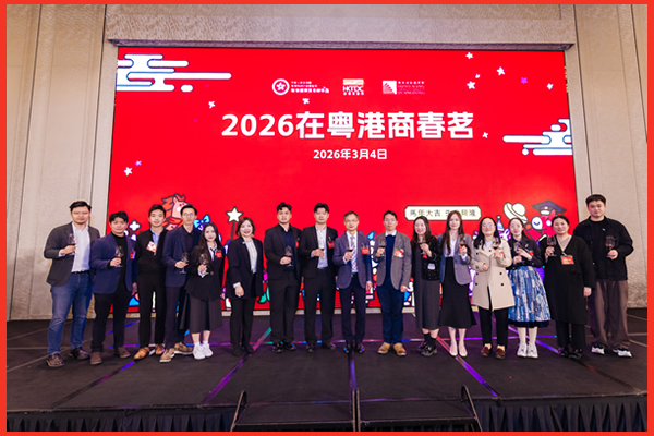 李炳威主任（中）、蘇紫賢副主任（左六）、與青年合影。