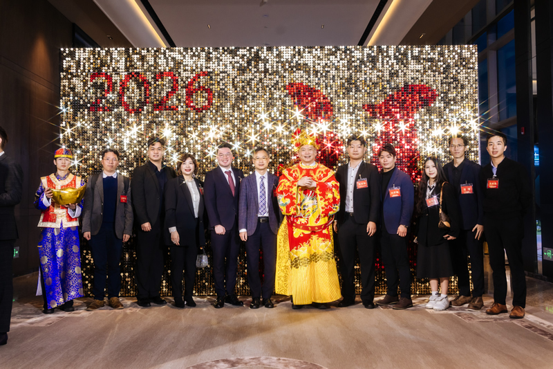 李炳威主任（左六）、蘇紫賢副主任（左四）和曾沛源會長扮演的財神與嘉賓合影