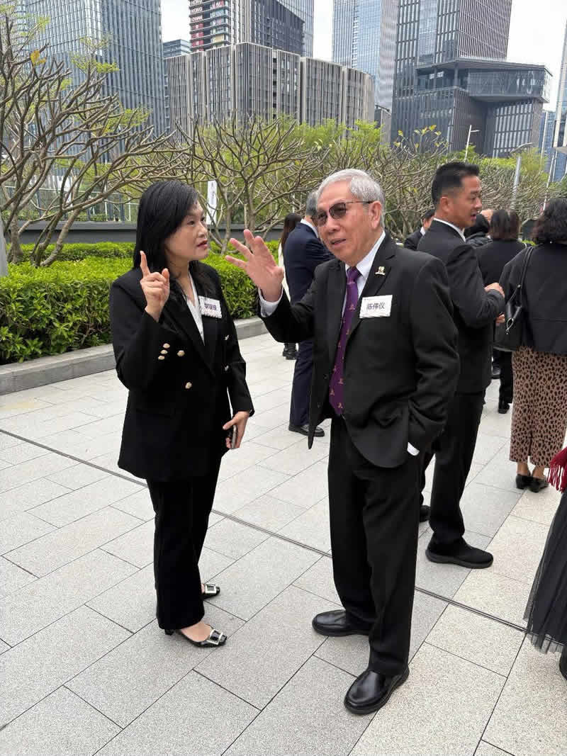 黎主任与活动嘉宾交流合影5