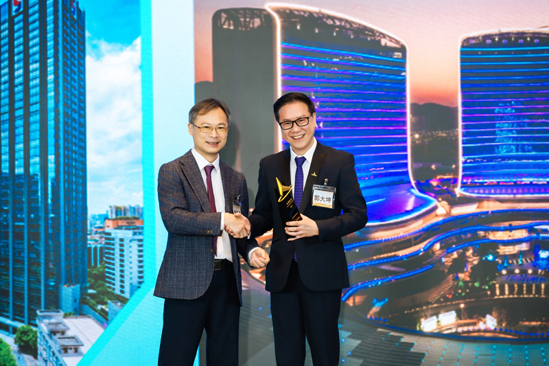 李炳威主任(左) 頒發卓越企業大獎予得獎企業代表1