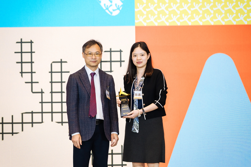 李炳威主任(左) 頒發卓越企業大獎予得獎企業代表2