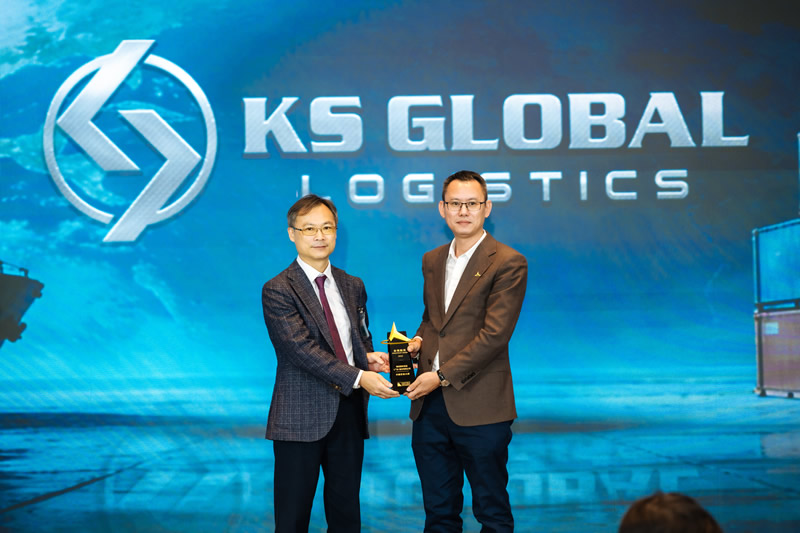 李炳威主任(左) 頒發卓越企業大獎予得獎企業代表3