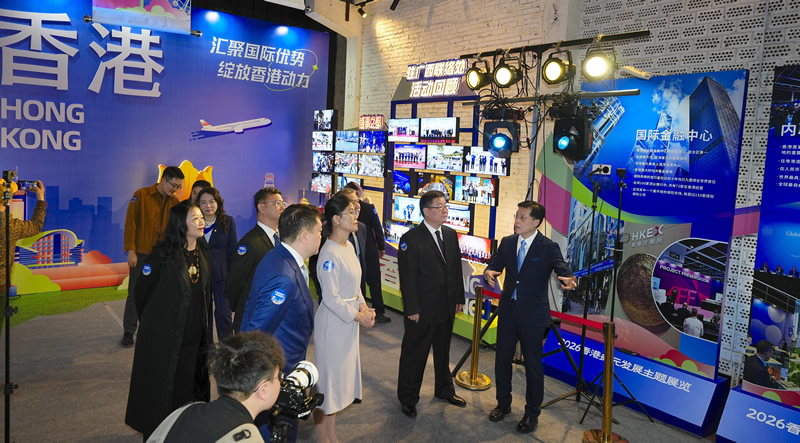 駐廣西聯絡處主任王卓然先生向主禮嘉賓介紹主題展覽內容。