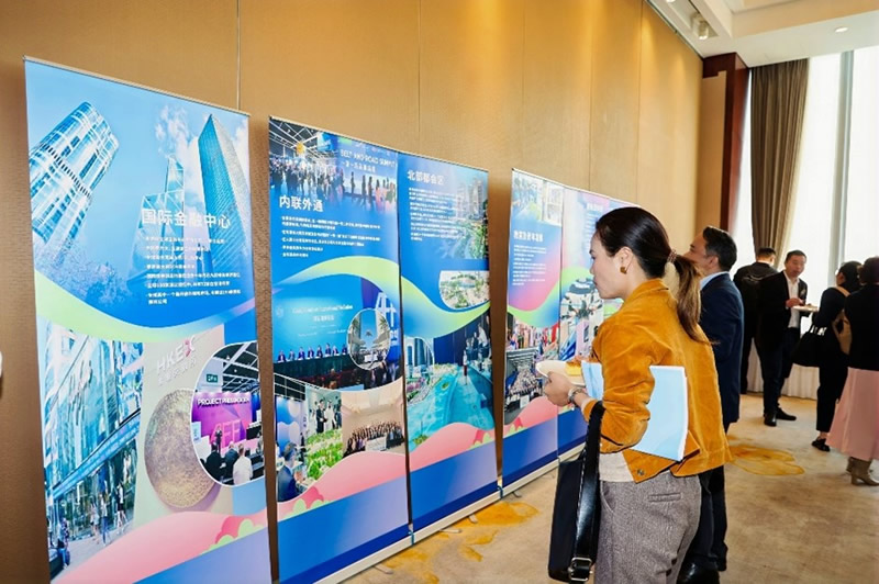 在座談會場外，駐廣西聯絡處亦擺放了宣傳香港優勢及留學香港為主題的展覽資料。1