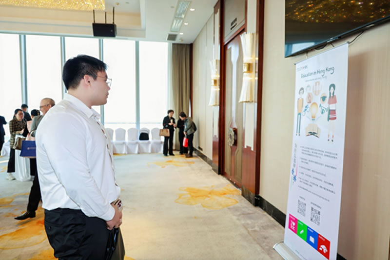 在座談會場外，駐廣西聯絡處亦擺放了宣傳香港優勢及留學香港為主題的展覽資料。1