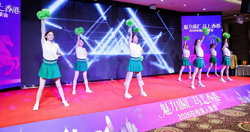 广西农业职业技术大学学生在台上动感啦啦操表演带动全场气氛。