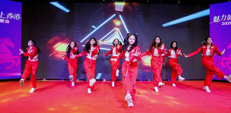 中银香港东南亚业务营运中心派出艺术团表演劲舞助庆。