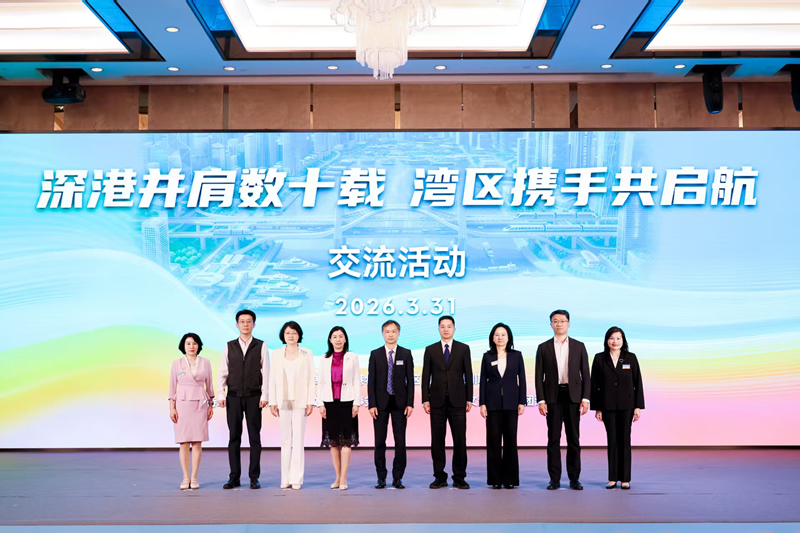 驻粤办主任李炳威（中）与驻深圳联络处主任黎瑞琼（右一）、中央政府驻港联络办深圳联络部副主任伍俊斌（右四）、深圳市人民政府港澳事务办公室副主任李丽蓉（左四）、前海管理局副局长文娉（右三）、深圳市妇女联合会党组成员、二级巡视员藏晨（左三）、福田区委宣传部副部长张钰（右二）、福田区委统战部副部长李恒（左二）以及大公文汇传媒集团深圳新闻中心主任黎冬梅（左一）合影