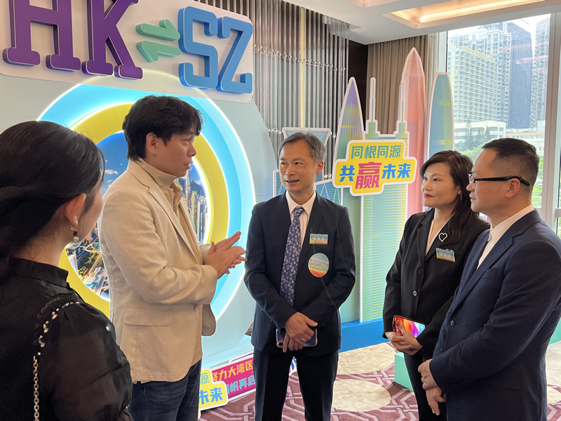 李炳威主任与嘉宾交流1