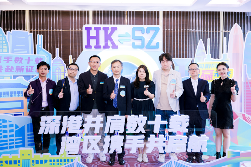李炳威主任及参与活动的嘉宾纷纷在打卡装置前合影留念1