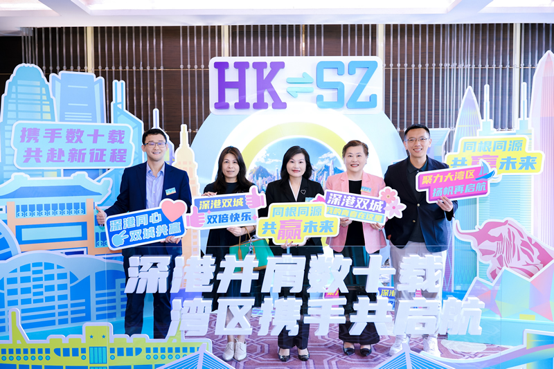 李炳威主任及参与活动的嘉宾纷纷在打卡装置前合影留念3