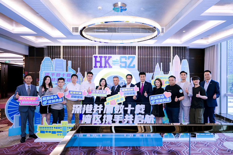 李炳威主任及参与活动的嘉宾纷纷在打卡装置前合影留念4