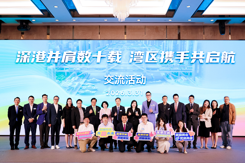 驻粤办主任李炳威（中）与活动的分享嘉宾和主题视频的受访嘉宾合影