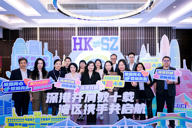 李炳威主任及参与活动的嘉宾纷纷在打卡装置前合影留念5