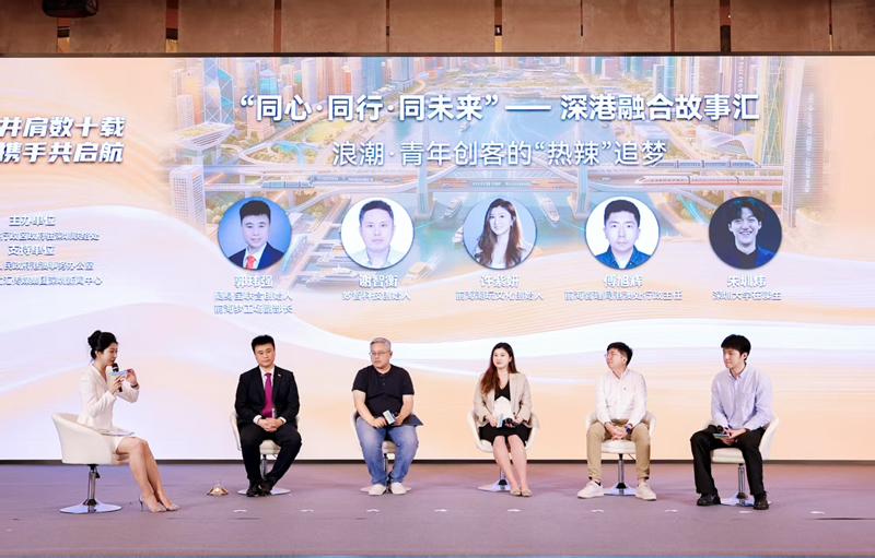 主持人与港青代表访谈，(由左二至右)包括随身宝联合创始人、前海梦工场副部长郭玮强、妙智科技创始人谢智衡、前海潮玩文化创始人许紫妍、前海管理局港澳处行政主任傅旭辉和深圳大学在读生朱圳炜
