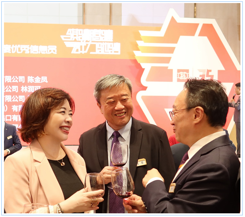 蘇紫賢副主任（左）與王世民會長（右）交流