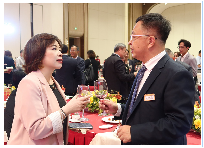 蘇紫賢副主任（左）與葉紅光副市長（右）交流