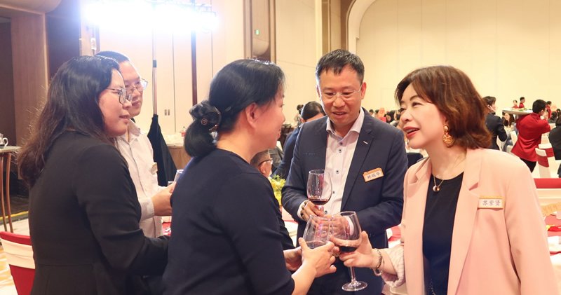 蘇紫賢副主任在活動上與嘉賓交流及合影1