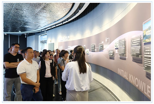 苏紫贤副主任(前左二)参观展示中心 苏紫贤副主任(前左二)参观展示中心