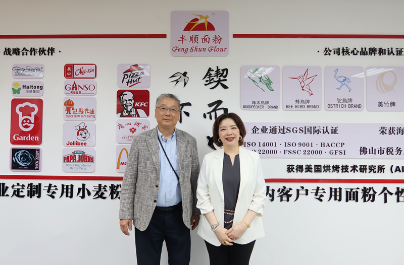苏紫贤副主任（右）与潘璧坚总裁（左）合影