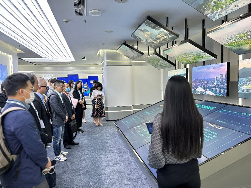 香港企業代表探訪了廣州具代表性的金融、科技,以及電器設備企業,瞭解廣州最新營商及投資環境、創科建設、對香港服務業的需求,與內地企業建立商脈,加強合作 1 香港企業代表探訪了廣州具代表性的金融、科技,以及電器設備企業,瞭解廣州最新營商及投資環境、創科建設、對香港服務業的需求,與內地企業建立商脈,加強合作 1