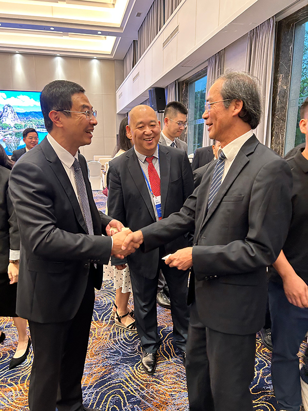 劉錦泉副主任(右)與肇慶市委副書記、肇慶市人民政府市長許曉雄(左)在投資環境推介活動上會面交流