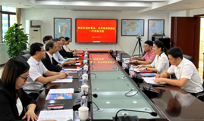 劉錦泉副主任(左三)一行於上午與東莞台港澳事務局及東莞市外商投資企業協會會面交流。