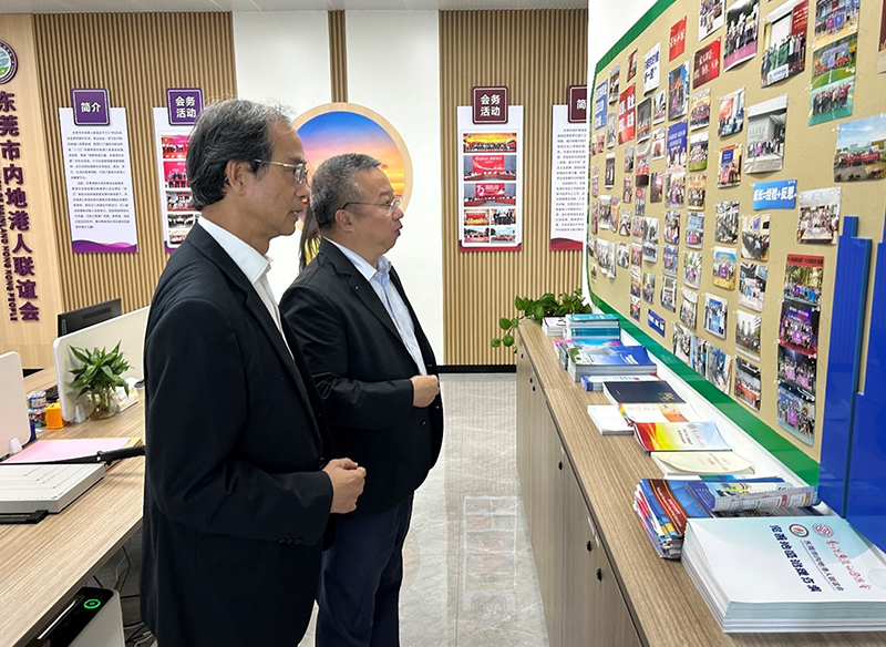 劉錦泉副主任(左)於下午拜訪東莞市內地港人聯誼會會長歐陽永(右)。
