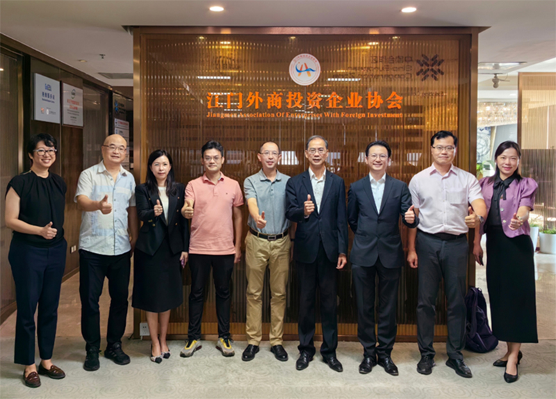 劉錦泉副主任(右四)與江門市委台港澳工作辦公室、江門外商投資企業協會及江門市僑商總會代表合照