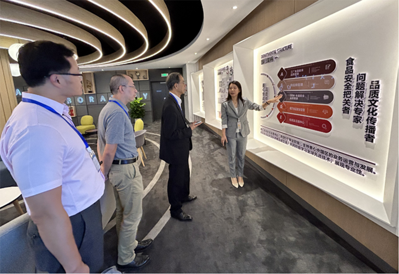 劉主任(右二)於下午參觀江門一家大型港資食品企業，加深了解港資企業的業務及運作