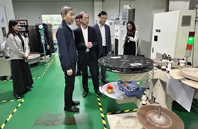 劉錦泉副主任考察東莞一家從事專業研發、生產和銷售電線電纜 連接器光電產品名元器件的高新技術企業。